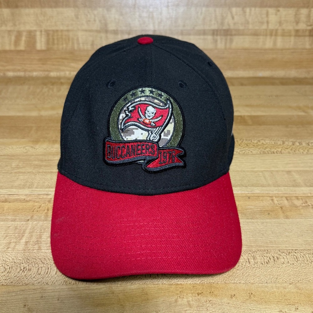 New Era Tampa Bay Buccaneers Salute to Service 39THIRTY Hat Black Red L/XL